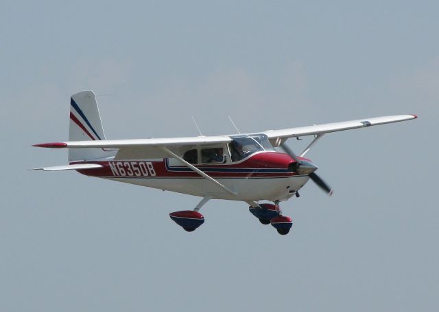 Cessna Skylane (N6350B) - Landing on runway 14 at the Shreveport Downtown airport.