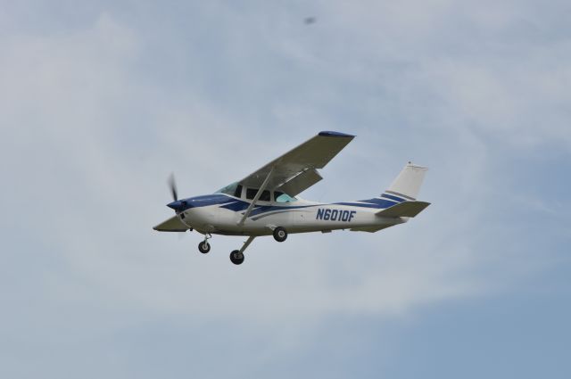Cessna Skylane (N6010F)