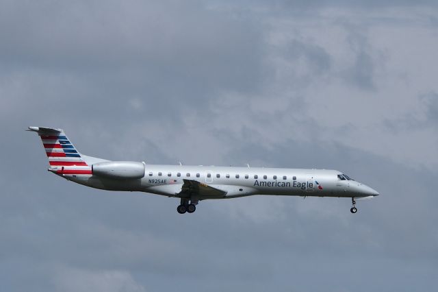 Embraer ERJ-145 (N925AE)