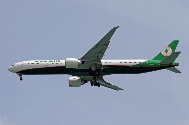 BOEING 777-300 (B-16727)
