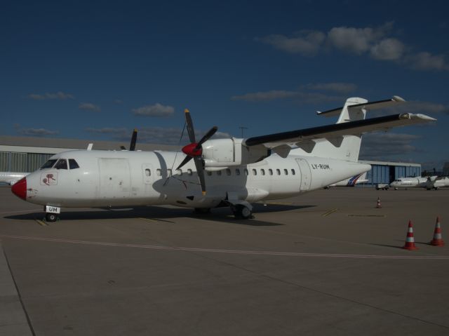 Aerospatiale ATR-42-300 (LY-RUM)