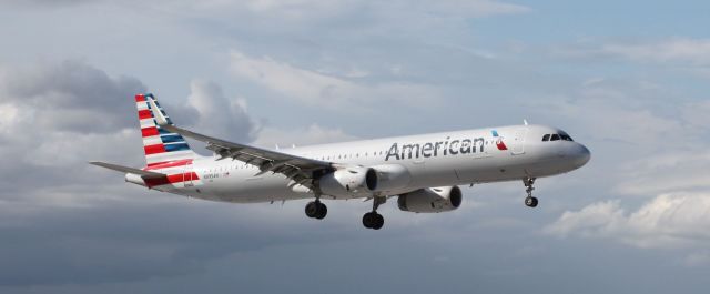 Airbus A321 (N995AN) - On approach to Miami International on the early evening of the 16th of August, 2019. 