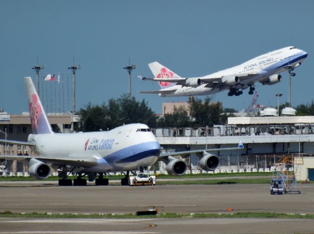 Boeing 747-400 (B-18711)