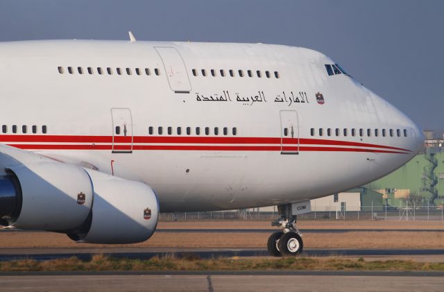 Boeing 747-400 (A6-COM) - 744