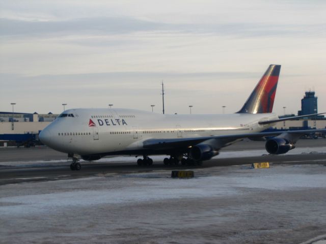 Boeing 747-400 (N673US)