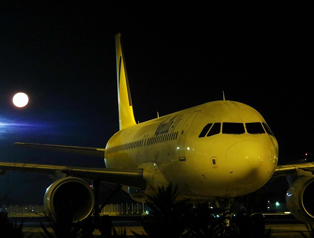 Airbus A320 (JA05VA) - I take a picture on Aug 7, 2017.br /This airplane was rendezvousing with a moon at 3:40am dawn August 7.