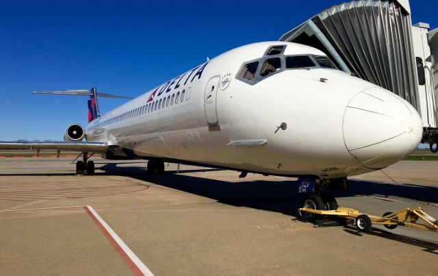 McDonnell Douglas MD-88 (N927DA)