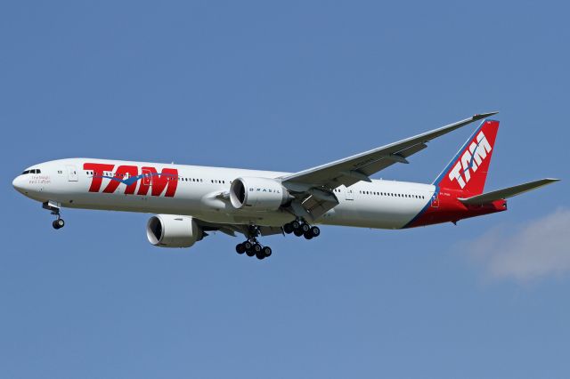 BOEING 777-300 (PT-MUH)