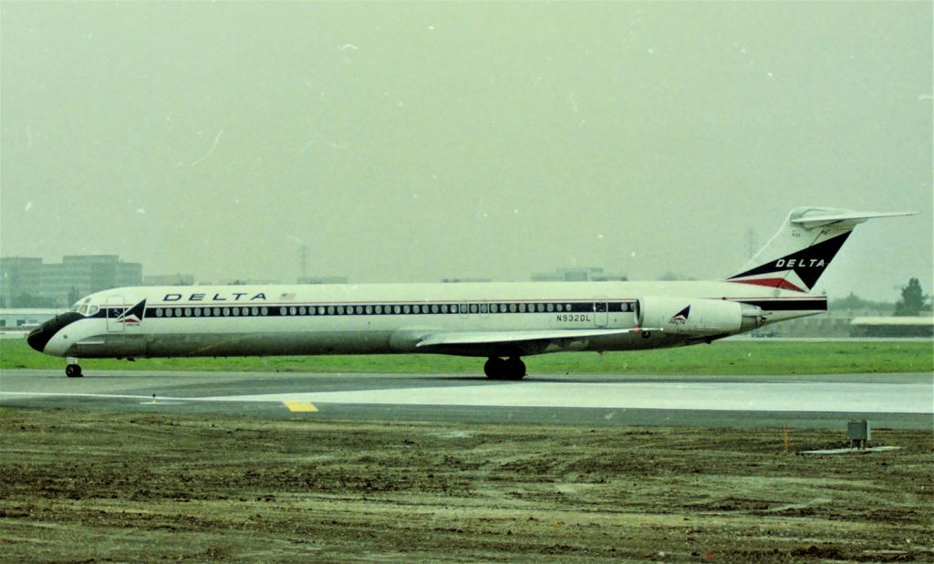 McDonnell Douglas MD-88 (N932DL) - KSJC - early 1990s at San Jose, this then new MD-88 working San Jose - to.??? I never knew but Delta snuck these into SJC frequently - In fact I hadn't even noticed until Mark and Mike Durbin tipped me off as there we MD-88s flying SJC,,,I just cannot remember where they where headed. Shown here rolling onto Runway 30L 