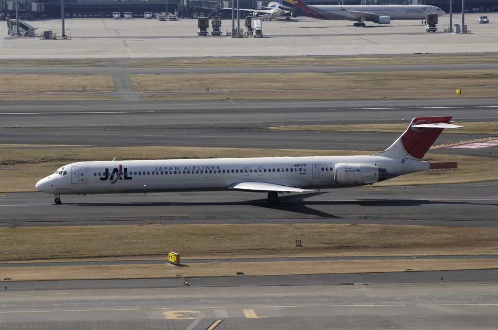 McDonnell Douglas MD-90 (JA8020) - Taxing at Haneda Intl Airport on 2013/02/11