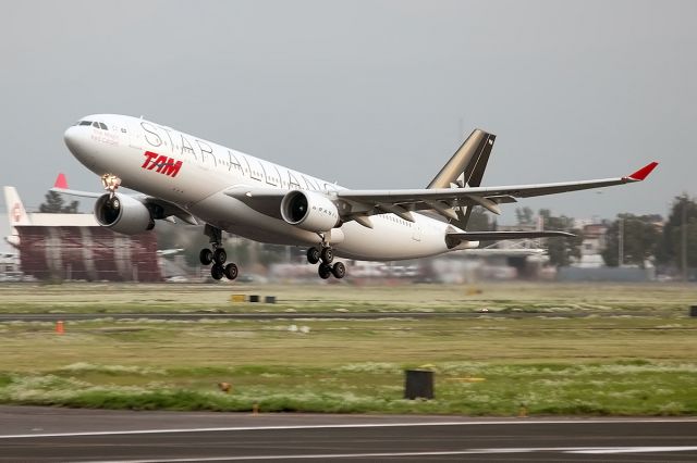 Airbus A330-300 (PT-MVM)