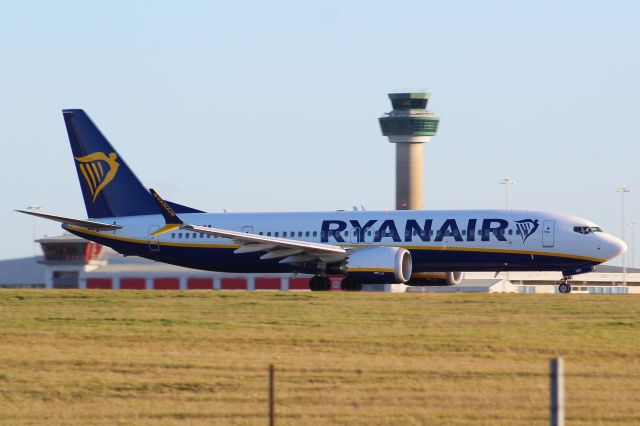 Boeing 737 MAX 8 (EI-HMT) - A Ryanair B737 MAX 8-200 taking off from runway 22 at STN.br /br /Location: Stansted Airport.br /Date: 26.12.22 (dd/mm/yy).