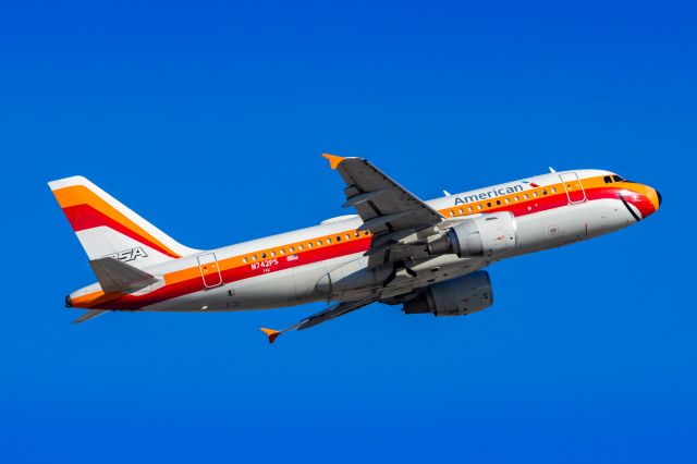 Airbus A319 (N742PS) - An American Airlines A319 in PSA retro livery taking off from PHX on 2/5/23. Taken with a Canon R7 and a Tamron 70-200 G2 lens.