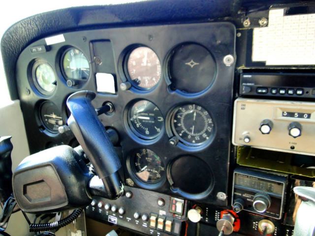 Cessna Skyhawk (PT-JTK) - COCKPIT OF CESSNA 172 IN VILA VELHA-ES, BRAZIL.