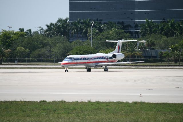 Embraer ERJ-145 (N909AE)