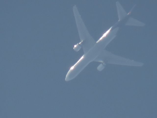 BOEING 767-300 (N177FE)