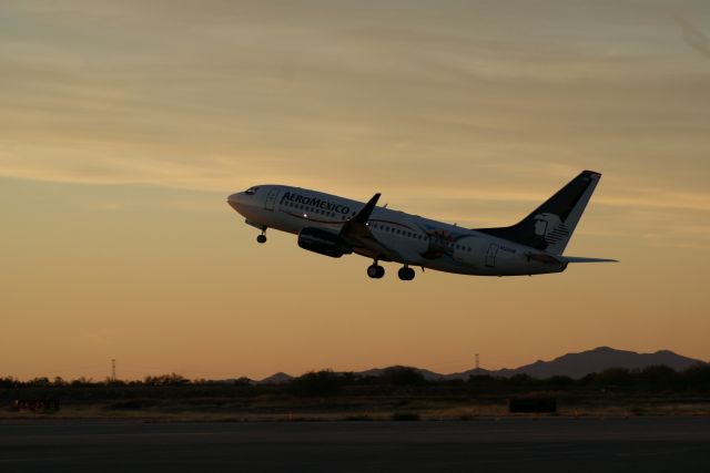 Boeing 737-700 (N126AM)