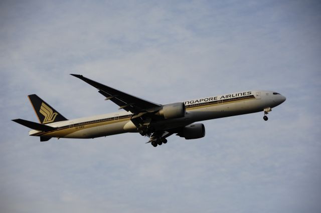 BOEING 777-300 (9V-SWG) - Final Approach to NRT Airport R/W34L on 2012/01/03