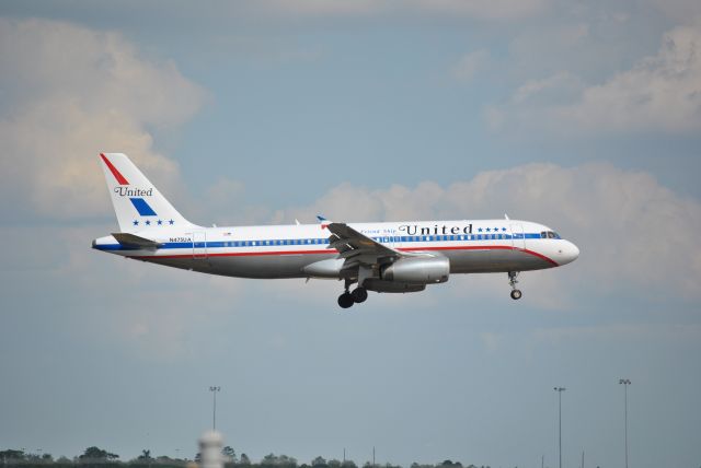 Airbus A320 (N475UA)