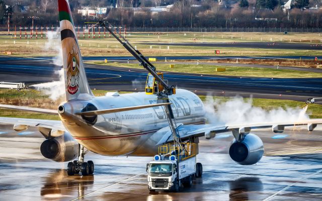 Airbus A330-300 (A6-EYG)