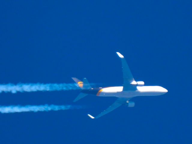 BOEING 767-300 (N330UP) - UPS5529br /PHX-SDFbr /10/19/22