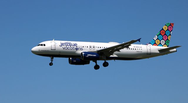 Airbus A320 (N603JB) - On final is this 2005 jetBlue "vacations" livery Airbus 320-232 in the Spring of 2021.