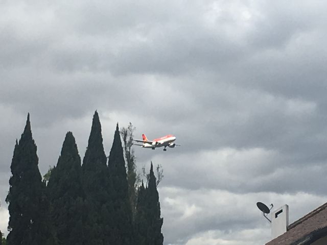 Airbus A319 (HC-CSB) - On Final approach to the Quito airport.