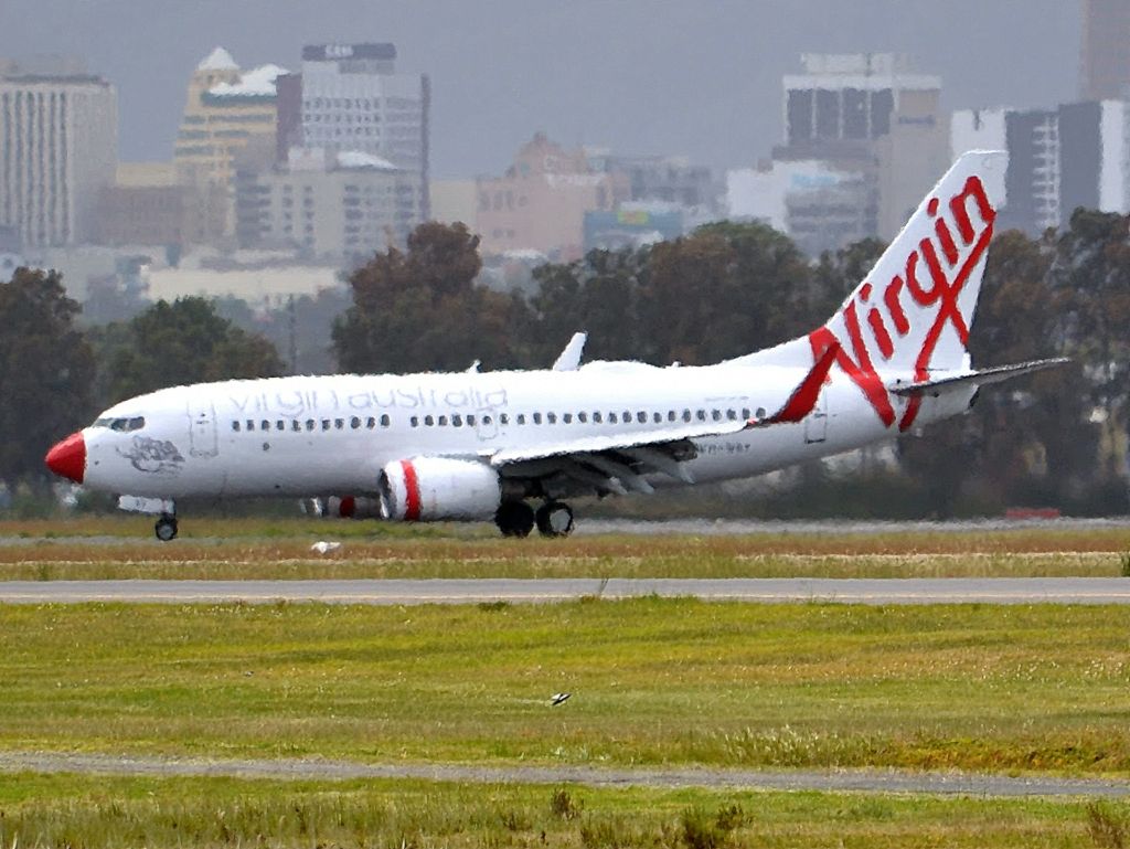 Boeing 737-700 (VH-VBY) - Whoops! Did somebody attach the wrong coloured nose cone? Friday 5th October 2012.