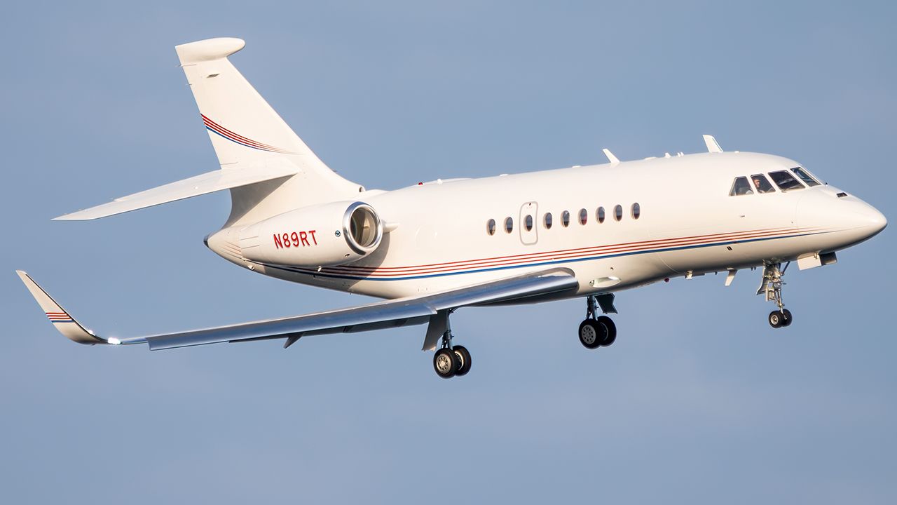 Dassault Falcon 2000 (N89RT) - A Raytheon Dassault Falcon banking on the river visual to Reagan Airport's runway 19 after a flight from Sarasota