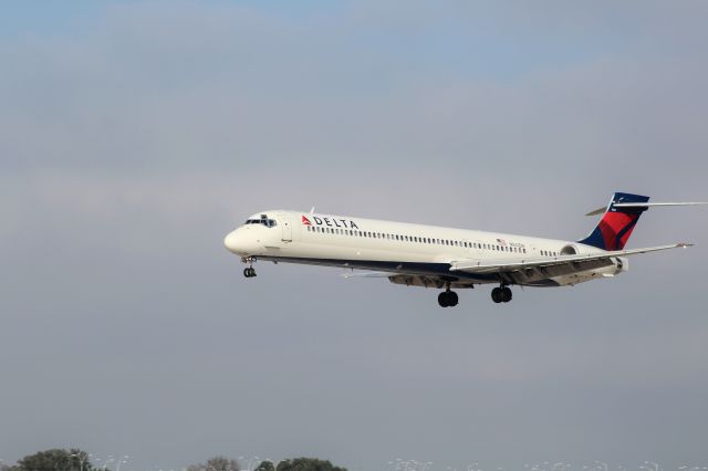 McDonnell Douglas MD-90 (N941DN) - On Final 