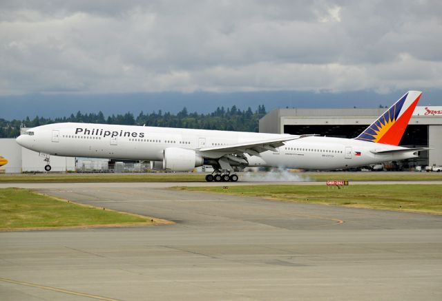 BOEING 777-300 (RP-C7773)