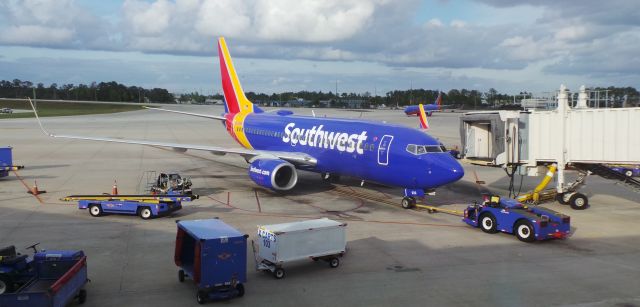 Boeing 737-700 (N933WN) - Southwest 3723 pulling into gate at KMCO