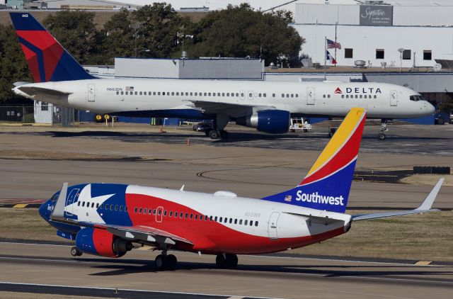 Boeing 737-700 (N931WN) - Lone Star One departing Dallas Love Field (please view in "full" for highest image quality)