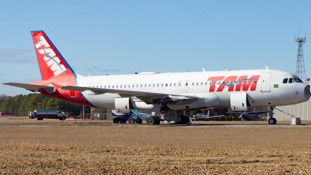 Airbus A320 (PT-MZY)