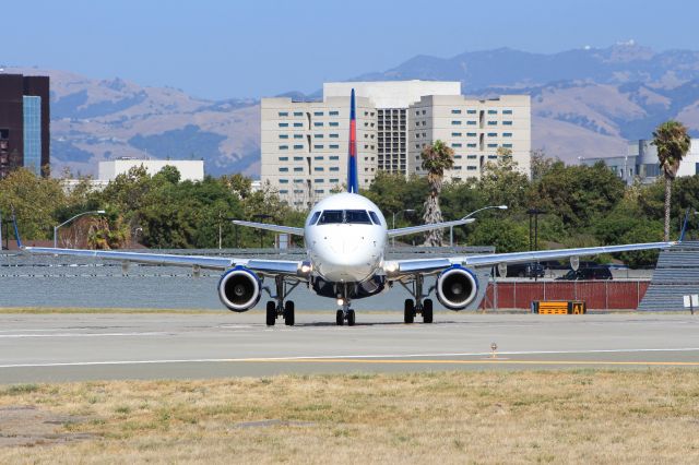 Embraer 170/175 (N636CZ)