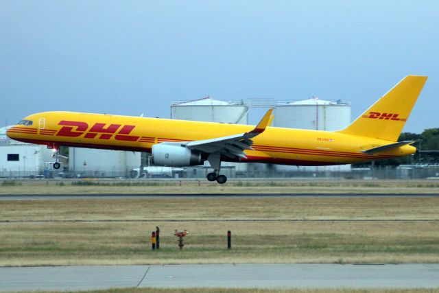 Boeing 757-200 (OE-LNQ) - On short finals for rwy 09R on 22-Jul-22 operating EAT Leipzig flight BCS8461 from LEMD.