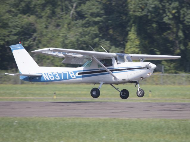 Cessna 152 (N6377B) - Landing runway 08. Nicely done.