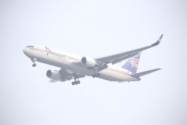 BOEING 767-300 (N432AX)