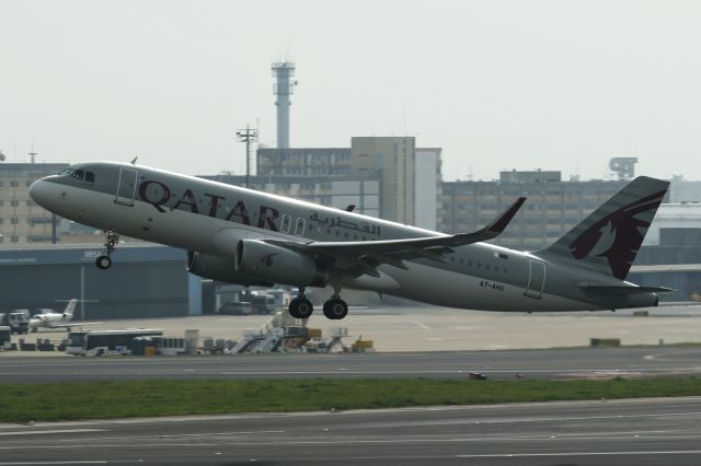 Airbus A320 (A7-AHU)
