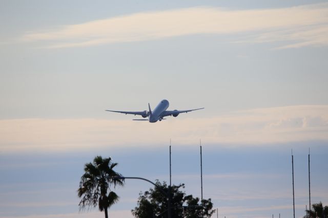 BOEING 777-300ER (B-18055)