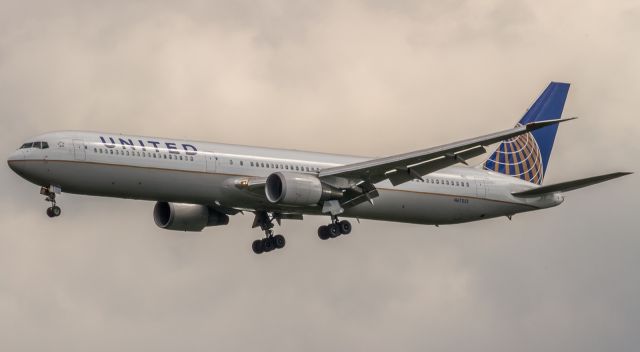 BOEING 767-400 (N67052) - United 975 arrives into KIAD from Geneva. 