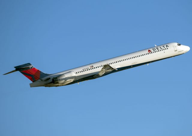 McDonnell Douglas MD-90 (N957DN)