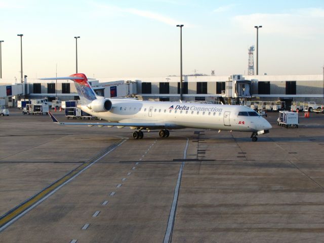 Canadair Regional Jet CRJ-700 (N744EV)
