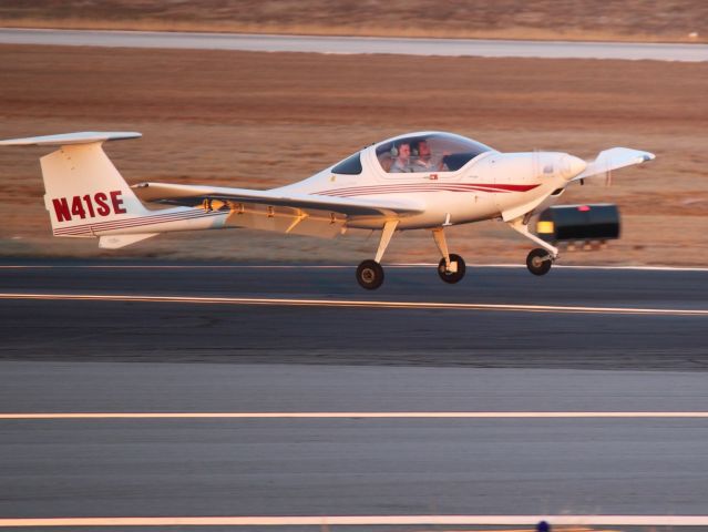 Diamond DA-20 (N41SE) - Landing on 20R at PDK on 02/16/2011