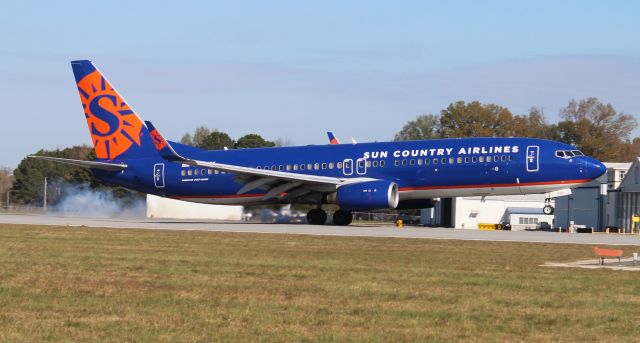 Boeing 737-800 (N829SY) - A Sun Country Boeing 737-8F2(WL) arriving at Northwest Alabama Regional Airport, Muscle Shoals, AL, to ferry the University of North Alabama Lion football team to Provo, Utah to play Brigham Young - November 20, 2020.