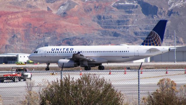 Airbus A320 (N452UA)