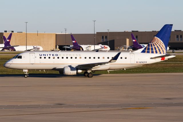 Embraer 175 (N742YX)