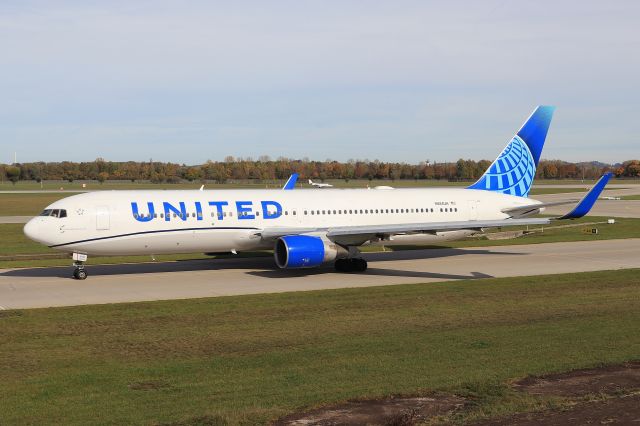 BOEING 767-300 (N654UA)