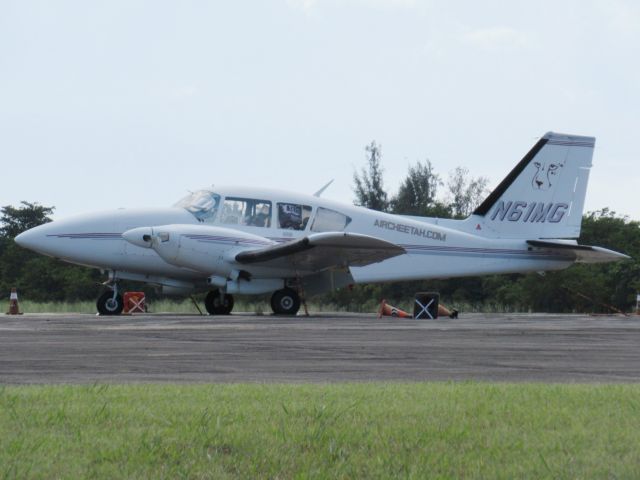 Piper Apache (N61MG)