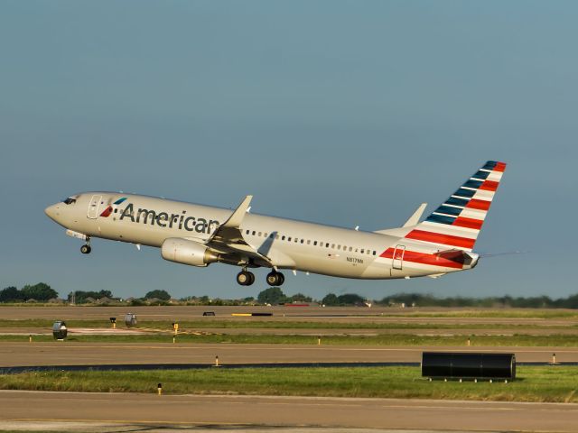 Boeing 737-800 (N817NN)